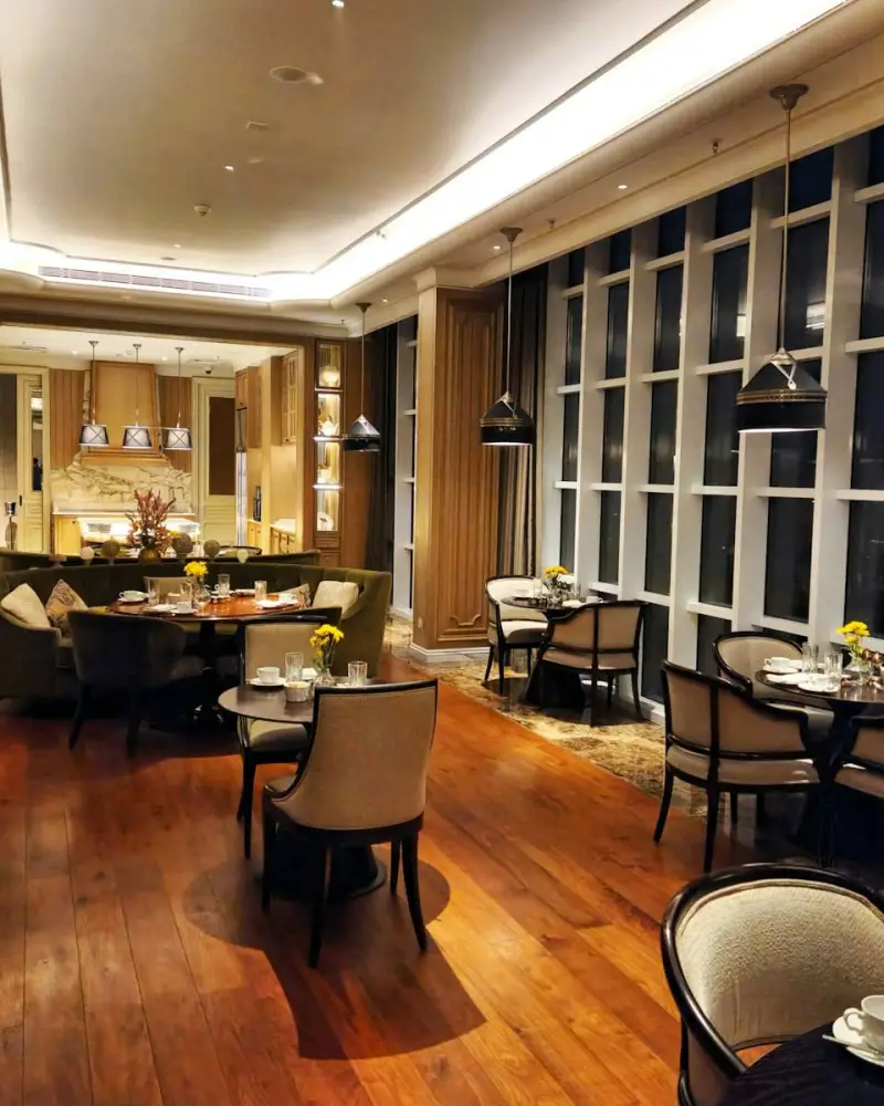 Dining room with tables and chairs