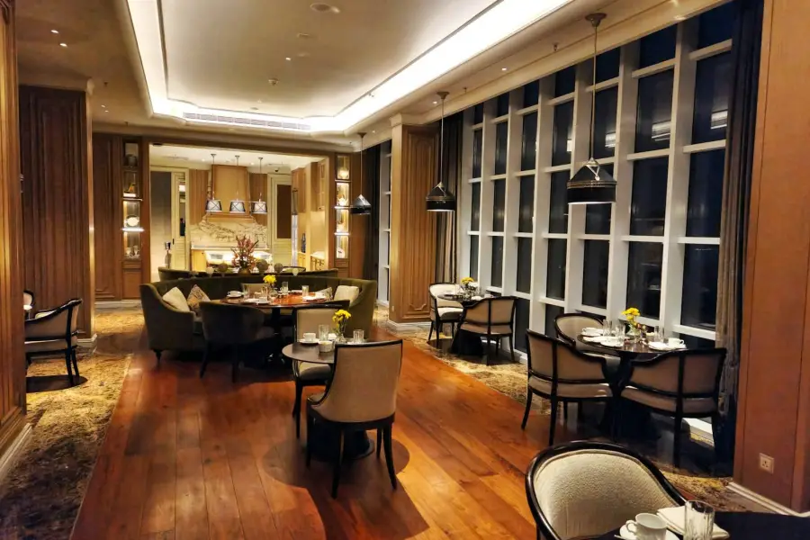 Dining room with tables and chairs