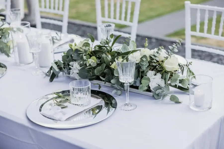 Table with white flowers